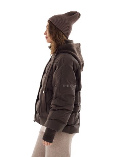 Тонкий пуховик с вязаным капюшоном в цвете шоколад