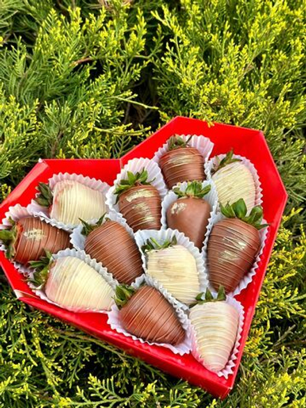 Клубника в шоколаде, 12 штук