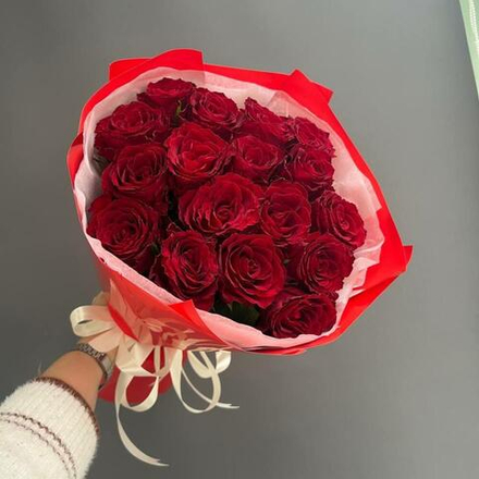 Букет красных роз 17шт