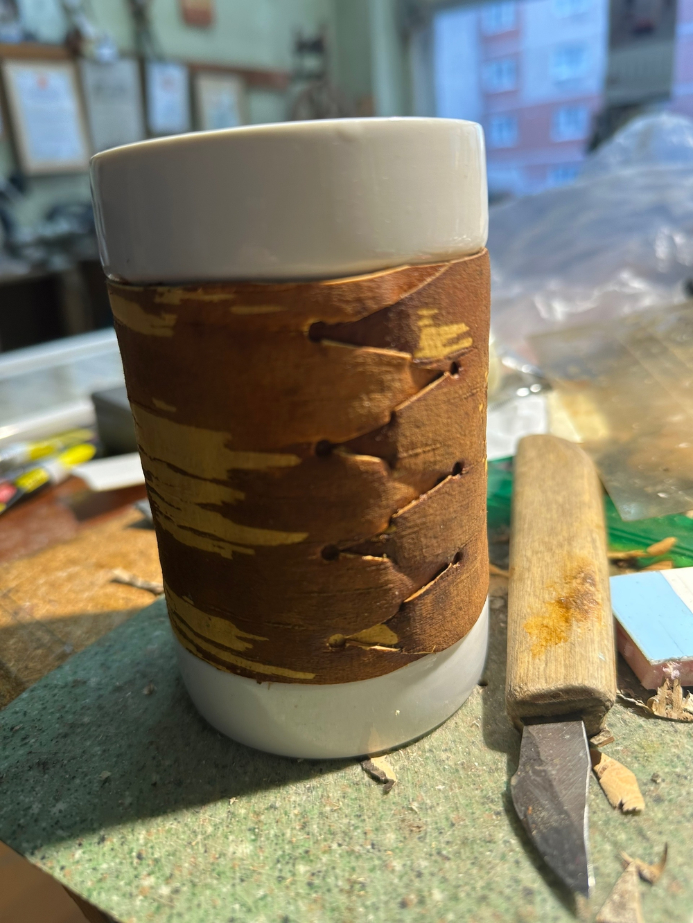 Кружка большая фарфоровая без ручки с берестой. Коллекция Азбука Стефана Пермского (мастера А.Л. Чичкарёва)