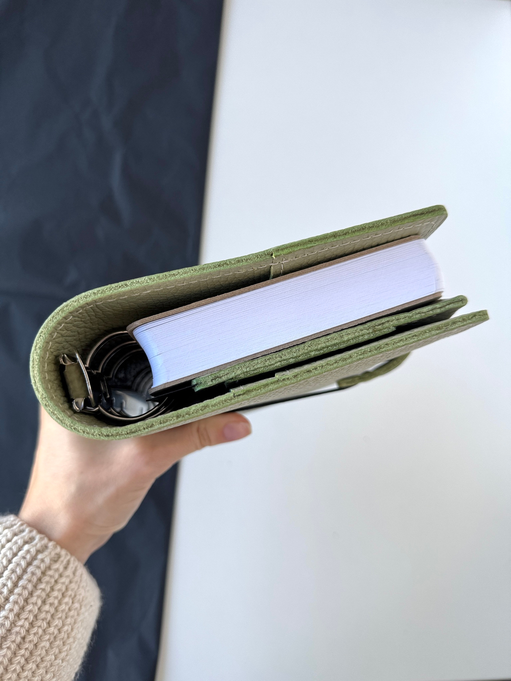 Комплект: обложка на кольцах Personal+ на резинке, вставка на молнии, форзацы, блок в клетку