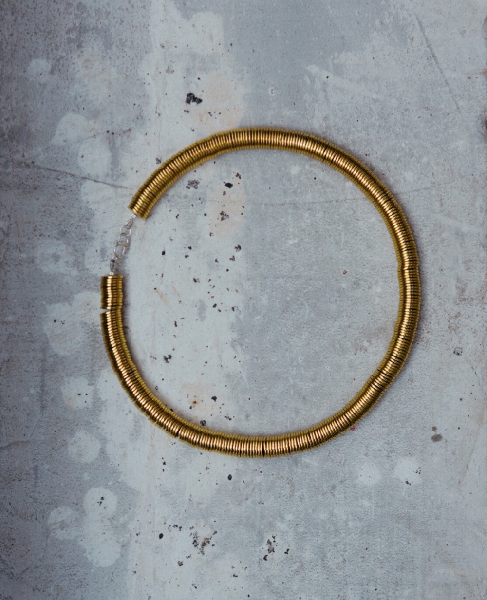 крупное колье tre из золотого гематита