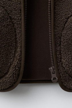 ZARA КУРТКА ИЗ ИСКУССТВЕННОЙ ОВЧИНЫ С КАПЮШОНОМ, ТЕМНО-КОРИЧНЕВЫЙ