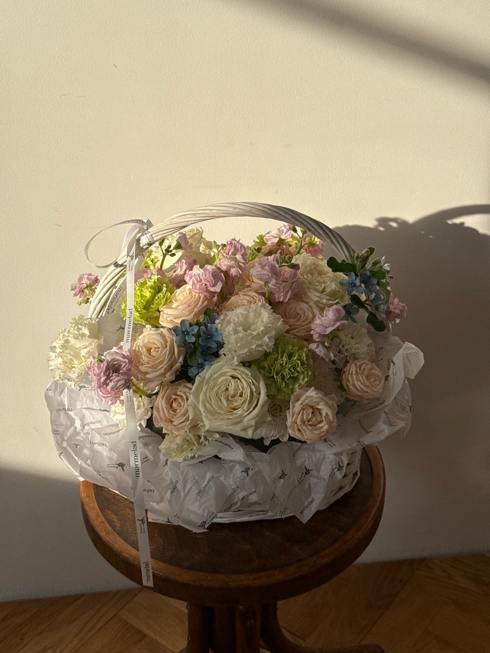 Корзнина из кустовых пионовидных роз, оксипеталума, маттиолы, диантусов, лизиантуса и хризантемы