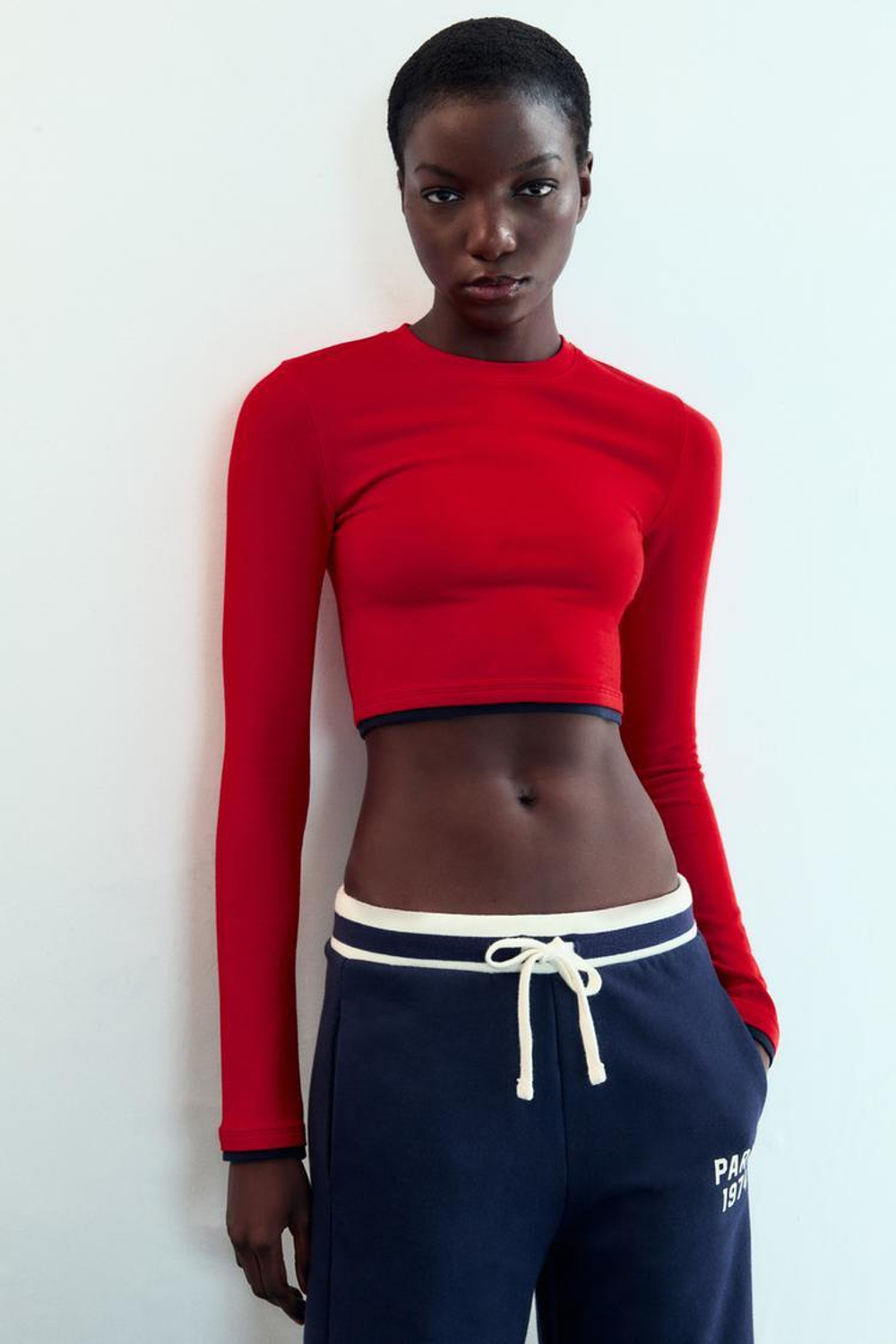 ZARA УКОРОЧЕННАЯ ФУТБОЛКА С ДВОЙНЫМ ЭФФЕКТОМ, КРАСНЫЙ