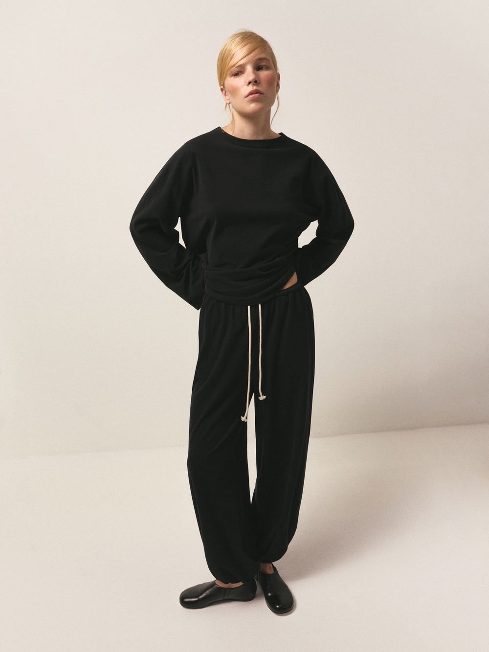 Брюки из soft-touch трикотажа