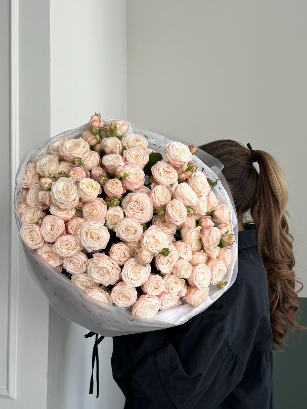 Гранд-букет из кустовых пионовидных роз