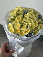 Букет из кустовой розы и оксипеталума