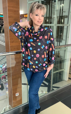 Теплый джемпер с цветным принтом и хомутом