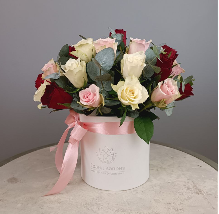 Композиция из роз с эвкалиптом (33 шт)