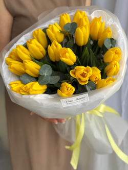 Яркие желтые тюльпаны премиум сорта и зелень эвкалипта в воздушном оформлении от Флора Маркет
