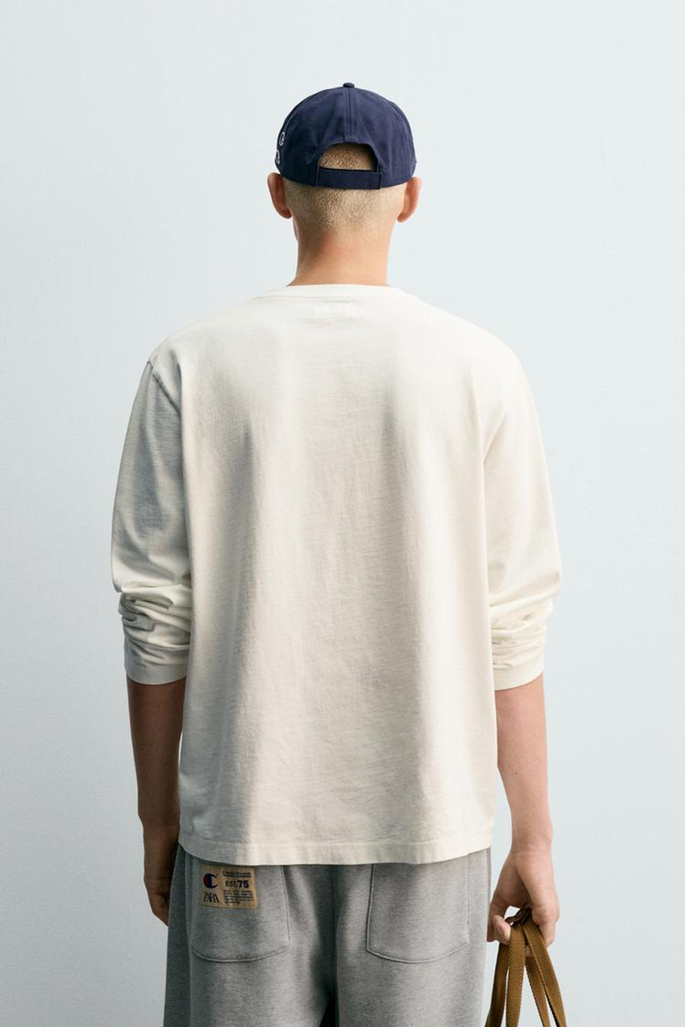 ZARA Х CHAMPION ® ФУТБОЛКА С ДЛИННЫМИ РУКАВАМИ И НАШИВКАМИ, ЖЕЛТОВАТО-БЕЛЫЙ