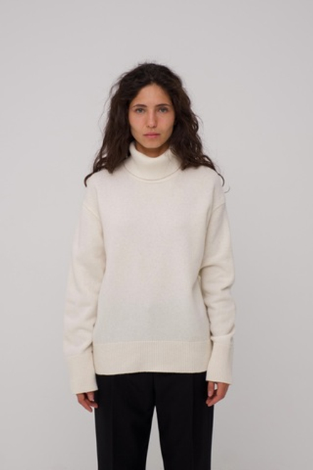 Дефект полотна. Пятно. Джемпер Special 2.0 из мериноса и кашемира. С высоким воротом. Цвет молочный. Размер SM. №2