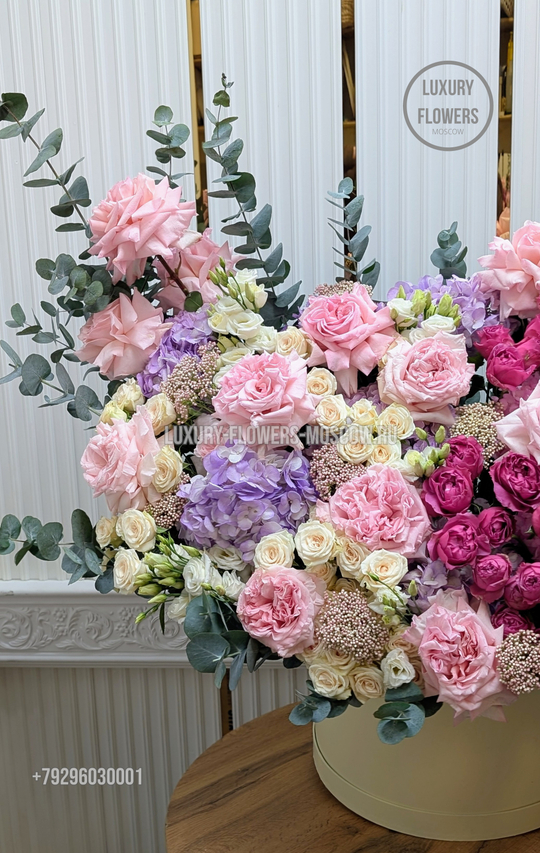 Композиция в шляпной коробке The kiss of O'hara