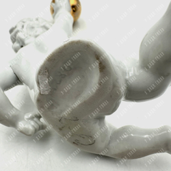 Скульптура Путти с золотым мячом.  Фарфор, золочение. Германия. 1910-1920-е гг.Размер 11 см.