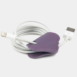 Чехол-держатель для проводов Chapeau Easy из натуральной кожи теленка, фиолетового цвета