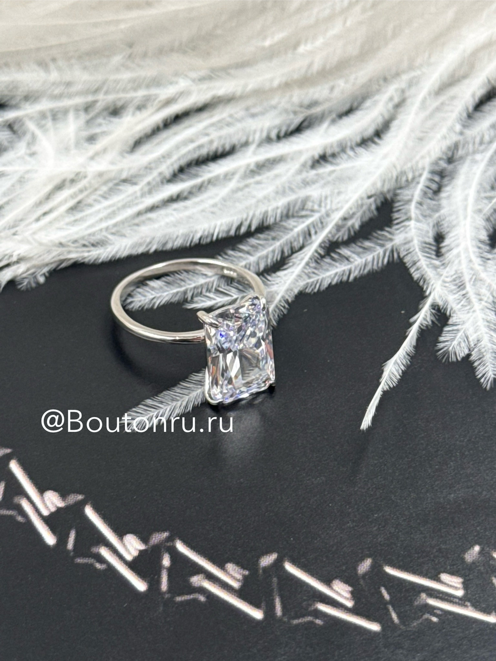 Кольцо серебряное с крупным цирконом