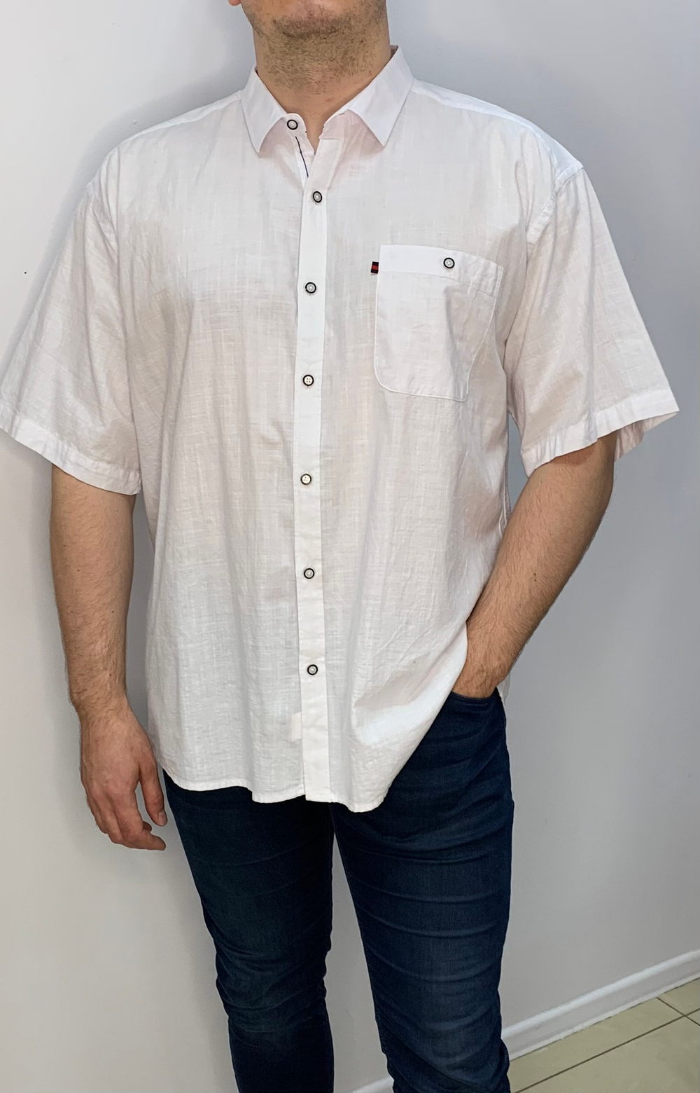 Мужская белая рубашка с одним кармашком