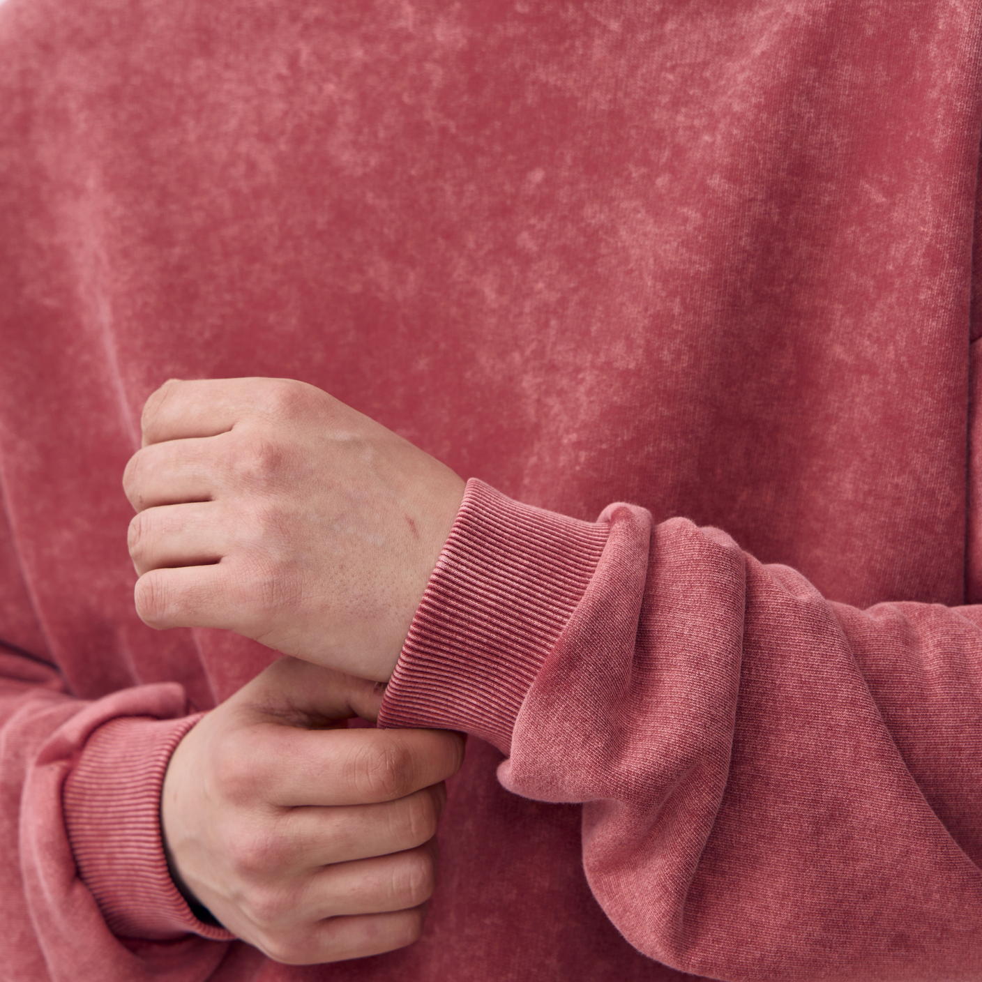 Ключевые различия: худи, свитшот, лонгслив. Как не ошибиться с выбором?