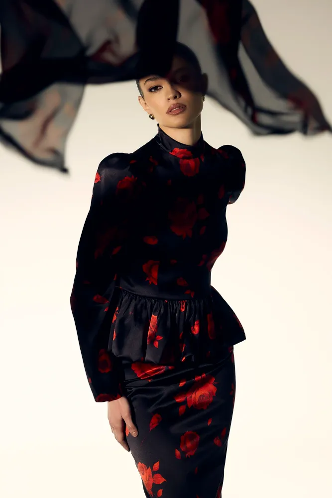 Валиса (Valisa top), топ из черного атласа с цветочным принтом