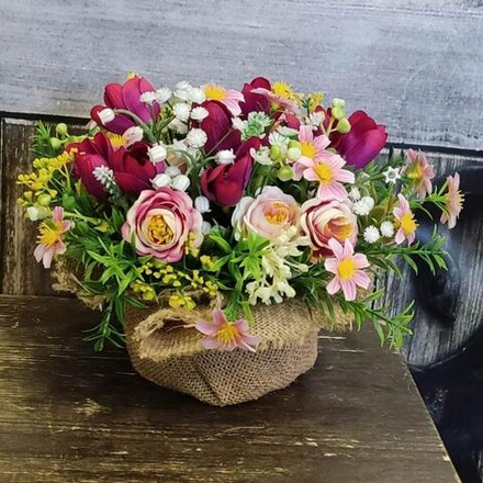 Композиция с весенними цветами для декора