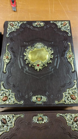 Подарочная родословная книга "Ювелирная" из натуральной кожи, с накладкой (бордовая)
