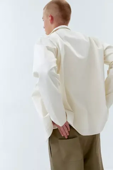 Верхняя мужская рубашка с карманами молочного цвета