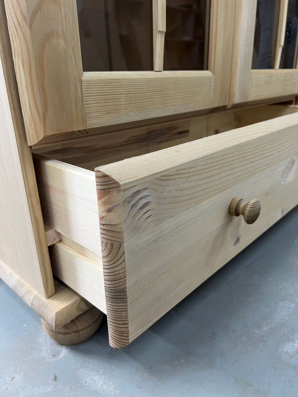 Шкаф витрина Бритта трехдверный лак