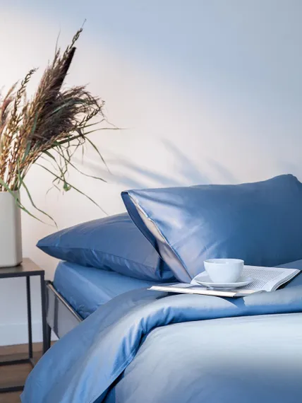 Простыня из премиального сатина джинсово-синего цвета из коллекции essential, 180х270 см
