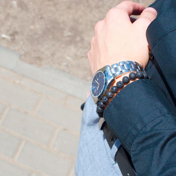 Фотография браслета из лавы на руке с часами