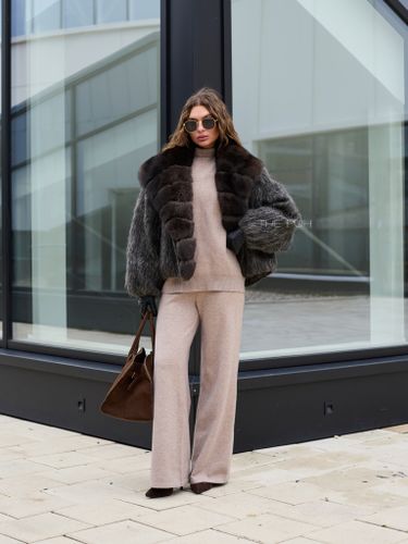 Укороченный шерстяной пуховик с мехом лисы