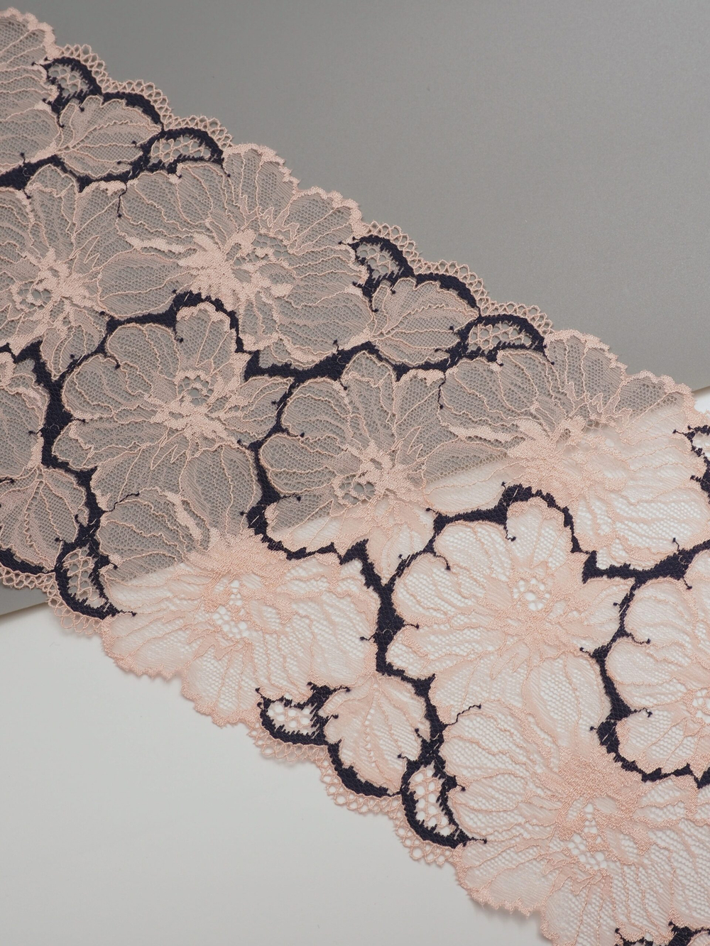 Эластичное кружево пудровое с темно-синим ширина 17,5 см