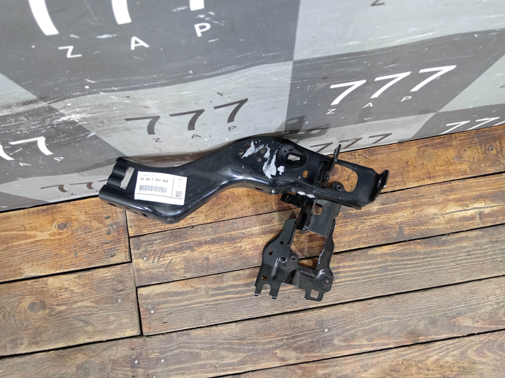 Кронштейн фары правый BMW 5-Series (G30) 16-23 Новый Оригинал 51647383858
