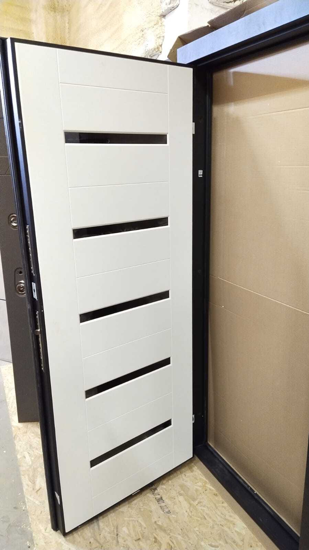 Дверь входная Лабиринт ACUSTIC 01 Белое дерево, стекло черное металлическая