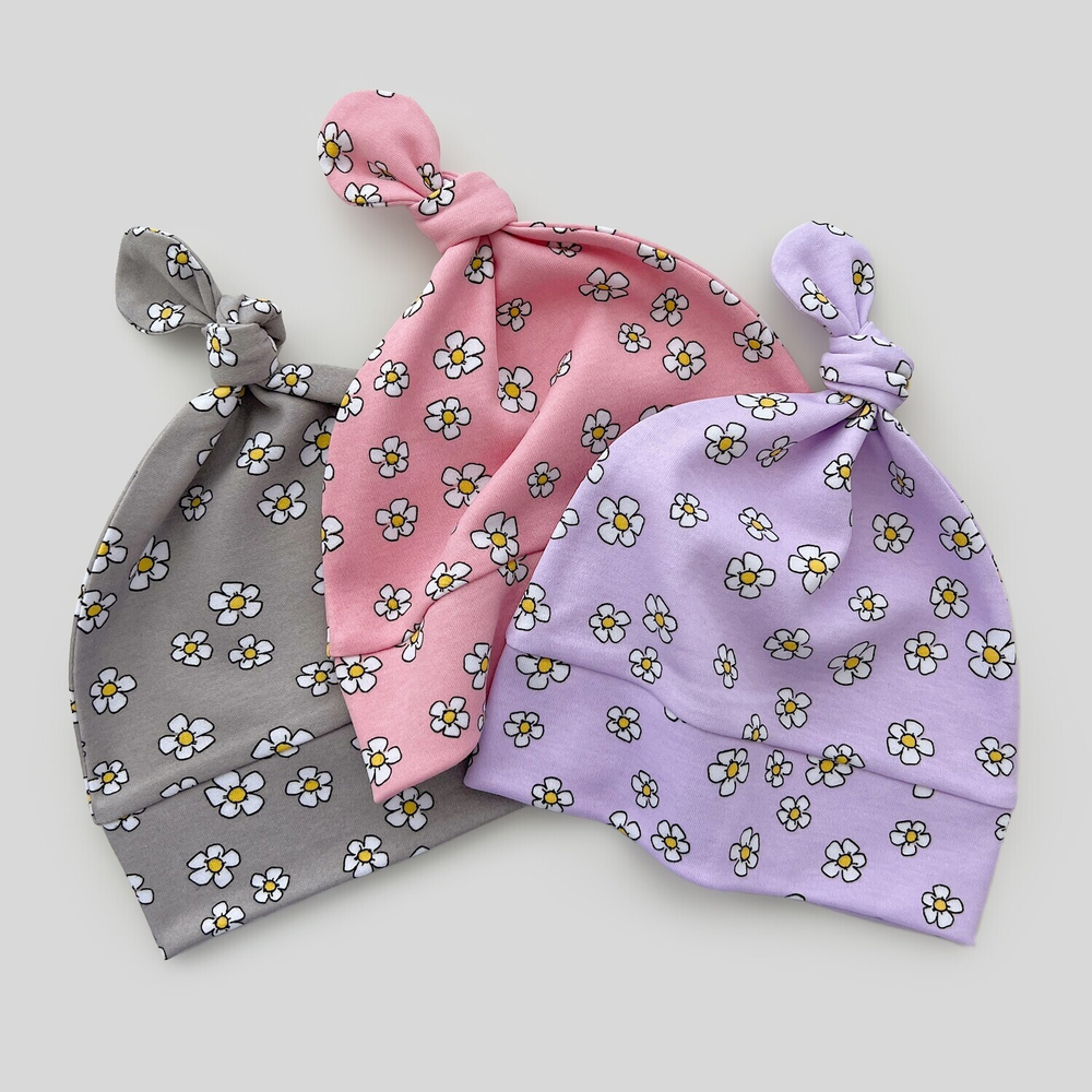 Лёгкая шапочка с узелком (ромашки на сиреневом)