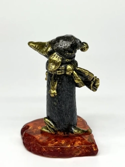 Бронзовая статуэтка на янтаре