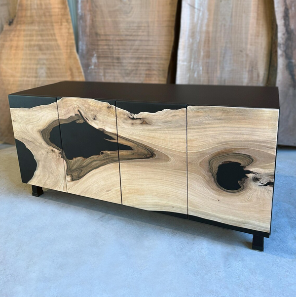 Шкаф из ореха с черной эпоксидной смолой