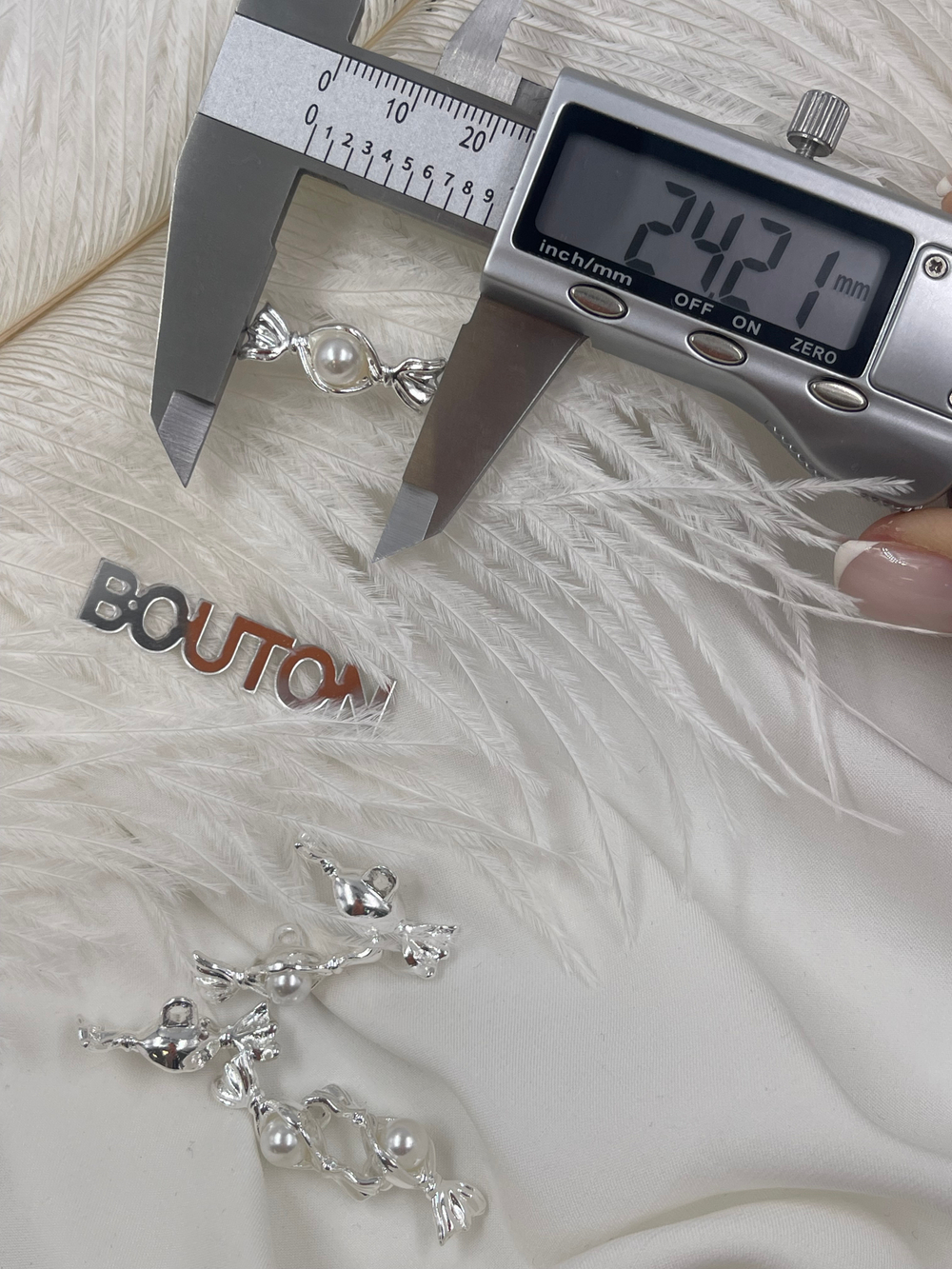 Пуговицы серебристые с жемчугом "Конфета"