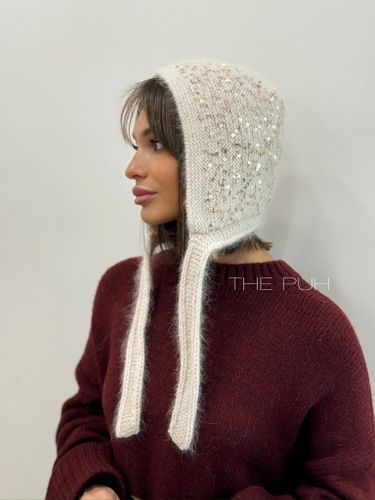 Вязаный бежевый чепчик из ангоры с пайетками