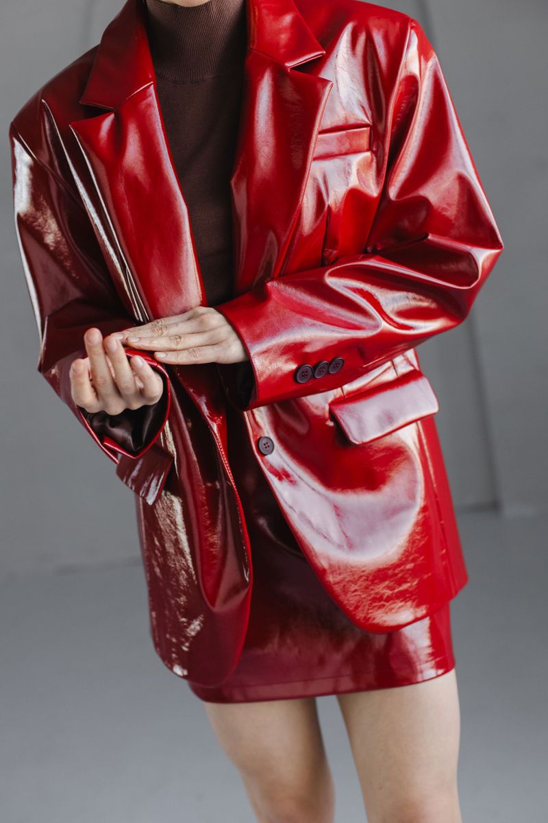 Жакет из эко-кожи однобортный лаковый бордо