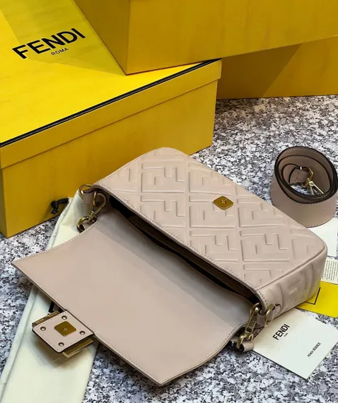 Сумка из кожи Fendi Baguette светло-розовый
