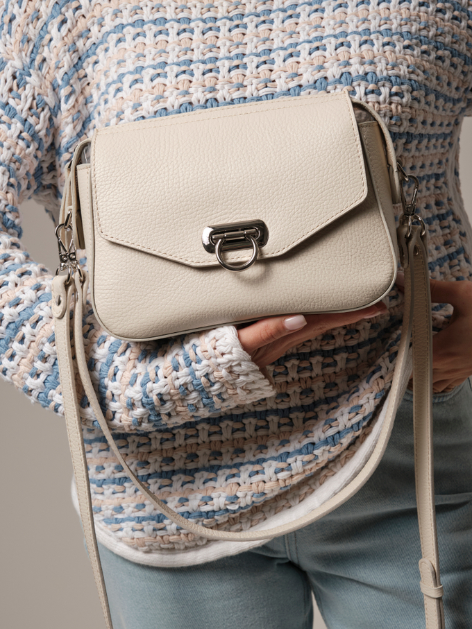 Сумка кожаная через плечо светло-бежевая