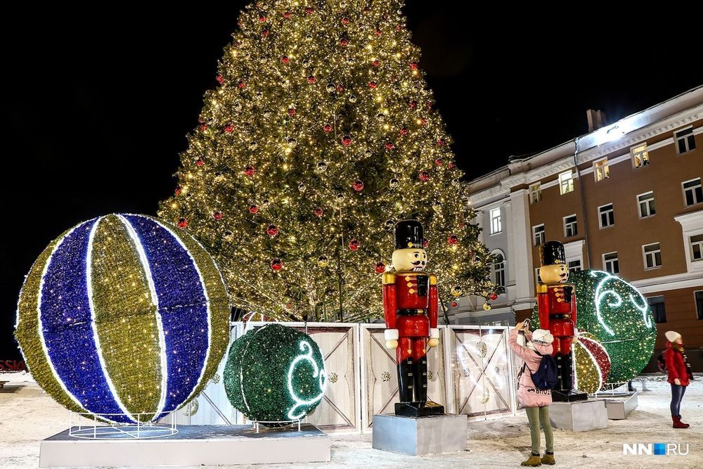 Светодинамическая елка ствольная: с встроенной гирляндой - "Альпийская" 5 м