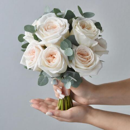 Букет невесты из пионовидной розы и эвкалипта