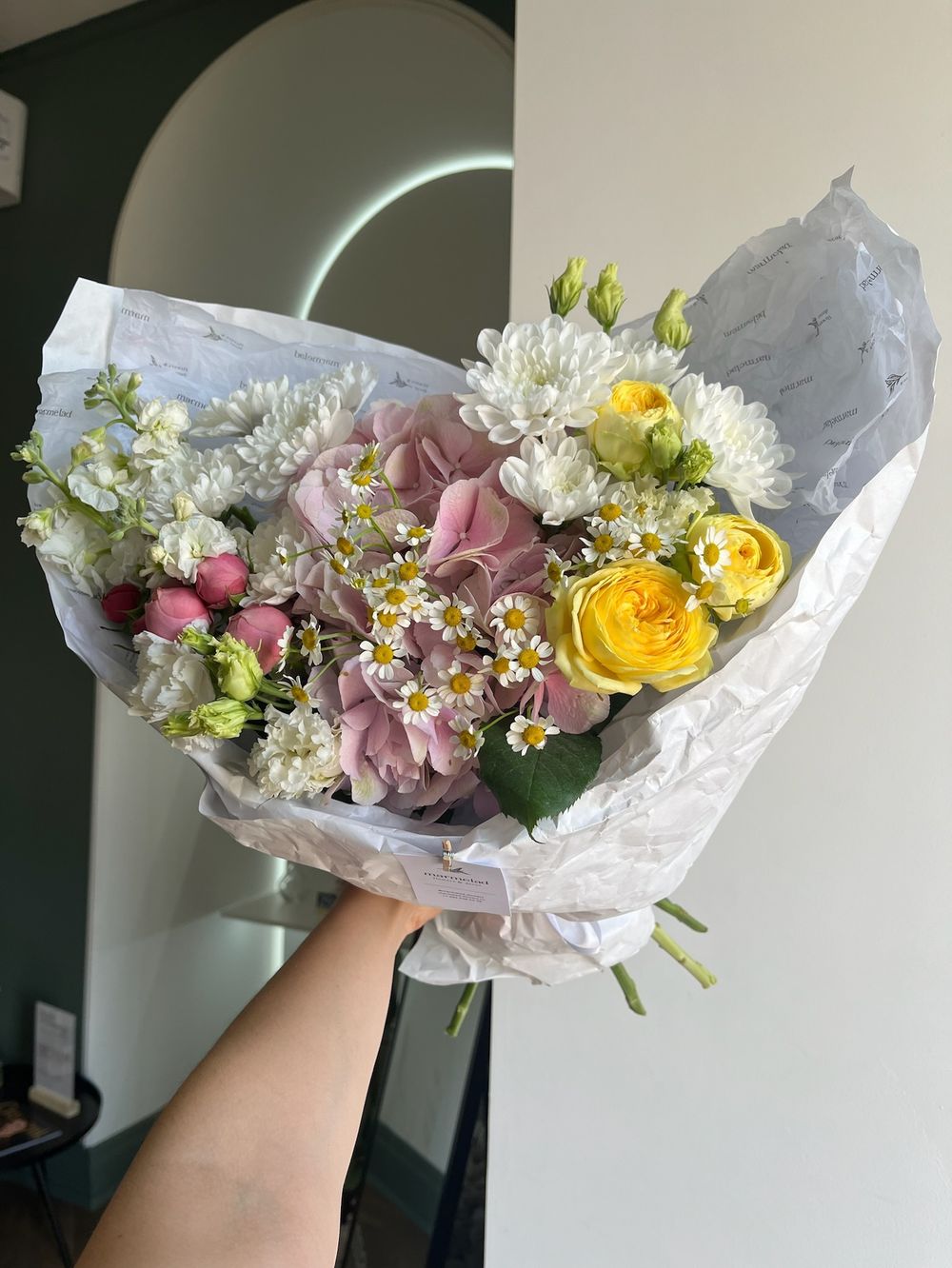 Букет сборный из гортензии, ромашки, кустовых пионовидных роз и лизиантуса