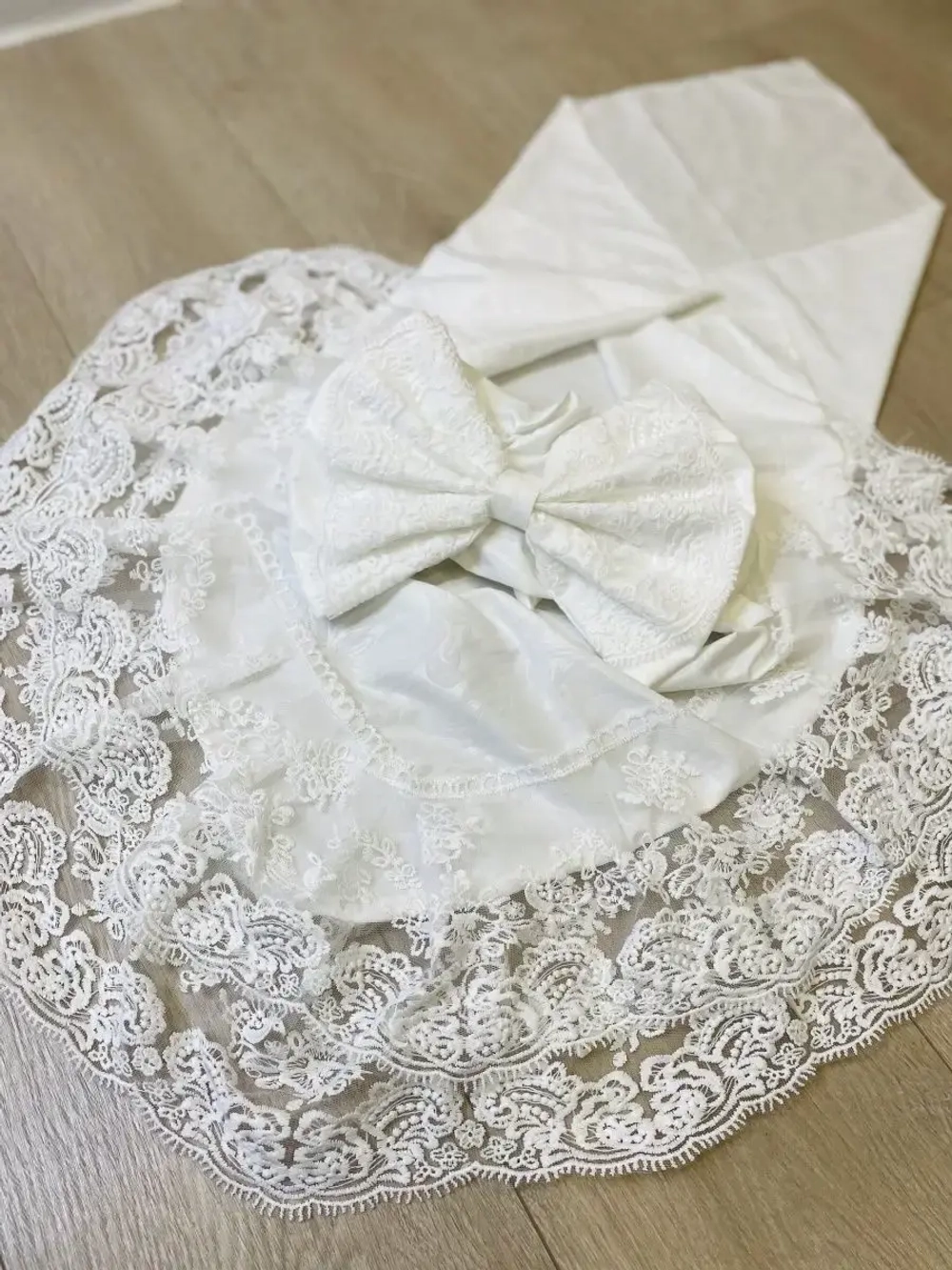 Кружевной уголок и бант на выписку