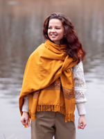 Шерстяной палантин с вышивкой