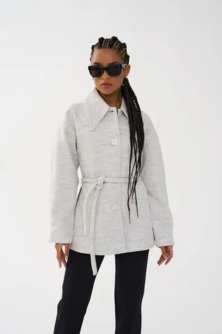 Приталенный жакет с объемными рукавами цвета белого мрамора