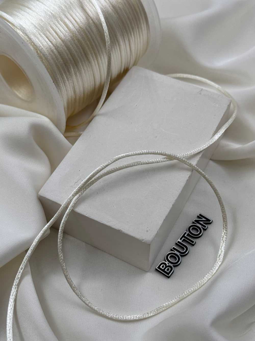 Шнур круглый атласный 0,2 мм айвори