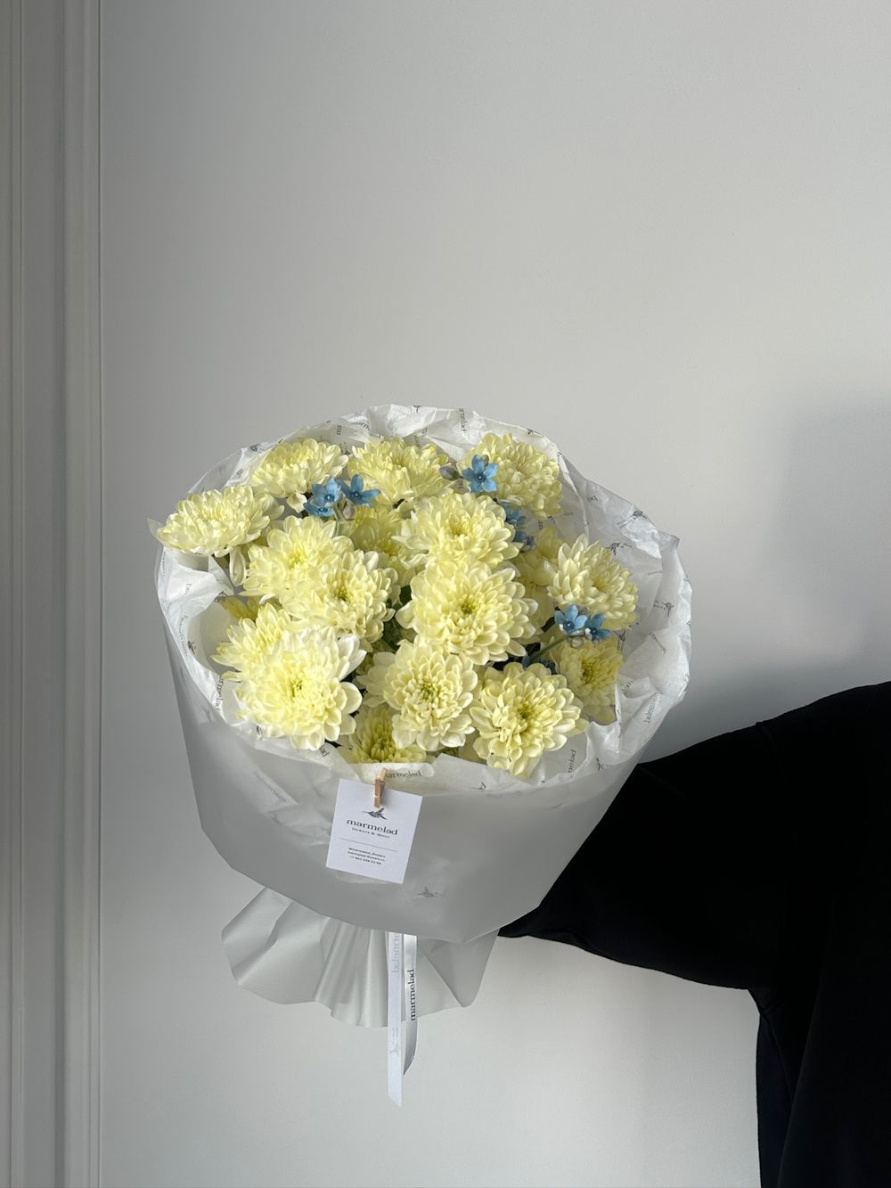 Букет из хризантемы в сливочном оттенке и оксипеталума